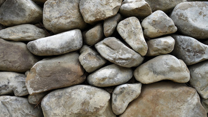 Garden stonewall made of natural materials (small stones)