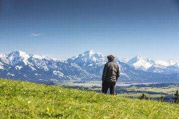 Bayern, Allgäu, Panorama vom Auerberg mit Senior beim Wandern