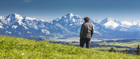 Bayern, Allgäu, Panorama vom Auerberg mit Senior beim Wandern