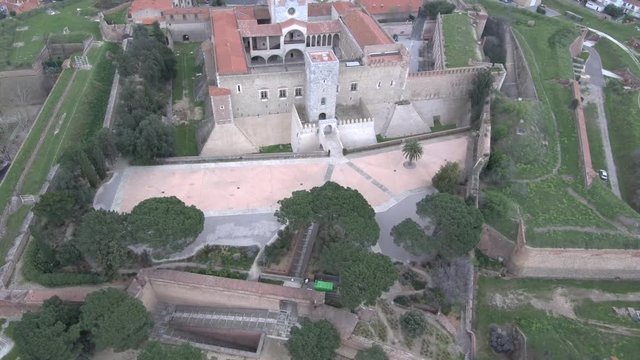 Drone en Perpiñán,ciudad de Francia fronteriza con España y bañada por el Mediterráneo. Fue la capital del Reino de Mallorca durante el s. XIII  Video aereo con Drone