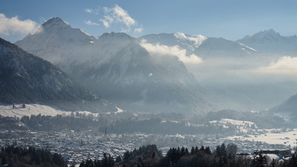 Blick auf die Allgäuer Alpen Hauptkette südlich von Oberstdorf an einem sonnig-dunstigen Wintertag