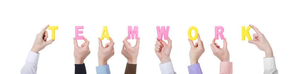 Geschäftsleute mit Buchstaben zeigen Teamwork