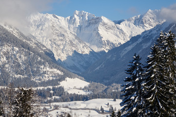 Verschneite Gipfel im Oytal bei Oberstdorf
