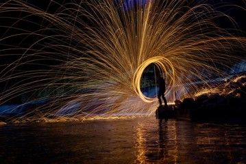 gioco di luci e fuoco sul fiume