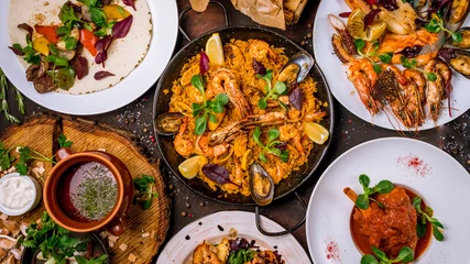 Crédence de cuisine en verre imprimé Manger Assorted Spanish food set Paella seafood platters, grilled seafood