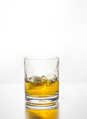 I ett fyllt whiskyglas släpper vi ner några ibitar för att se hur de plaskar i