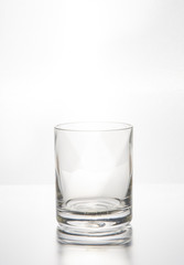 Ett tomt whiskyglas i silhuett för att vi ska se glaset det vi häller upp tydligt