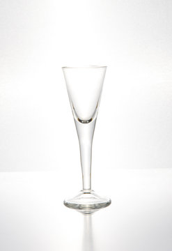 Ett snapsglas i silhuett visar glasets konturer