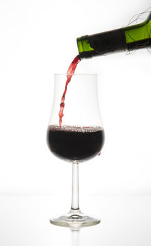 Vi h&auml;ller upp r&ouml;dvinet hastigt i vinglaset f&ouml;r att se hur vinstr&aring;len formas i glaset