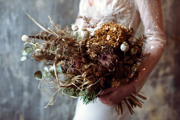 Naklejka premium Beautiful bride is holding a wedding colorful bouquet