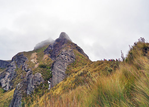 colina de piedras rodeada de pajonal