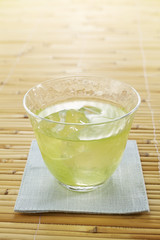 ひんやり冷えた日本茶　(ice green tea)