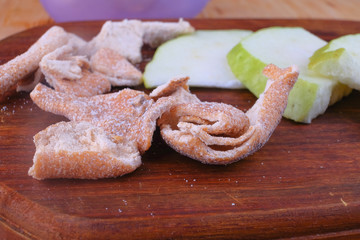 Sour orange peel and sliced guava on cutting board.