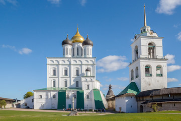 Fototapeta na wymiar Trinity Cathedral in the Pskov Kremlin