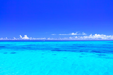 Obraz premium 真夏の宮古島・下地空港沿いに広がる綺麗な海