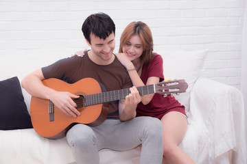 Lovers play guitar