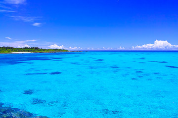 真夏の宮古島・下地空港沿いに広がる綺麗な海