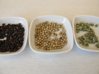 Grüner, schwarzer und weißer Pfeffer