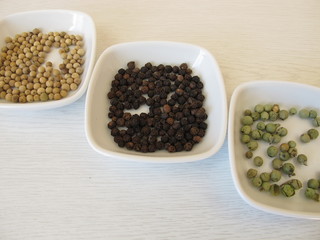 Grüner, schwarzer und weißer Pfeffer