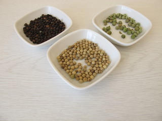 Grüner, schwarzer und weißer Pfeffer