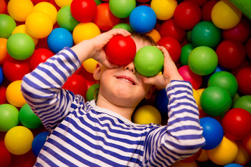 Fototapeta na wymiar Kids playing in a pool of balls