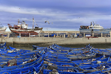 Fototapeta na wymiar Typische blaue Fischerboote im Hafen von Essaouira, Marokko, Afrika