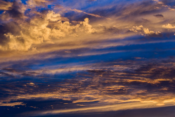 Obraz premium Romantic and dramatic cloudscape in sunset / sunrise time.