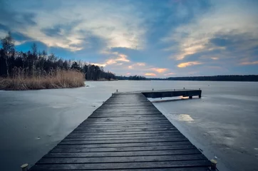 Papier Peint photo autocollant Jetée Paysage d& 39 hiver du soir. Jetée en bois sur un magnifique lac gelé.