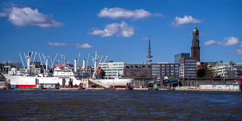 Hafen Hamburg Ufer Vorsetzen mit Museumsschiff und Michel sonnig © Carl-Jürgen Bautsch