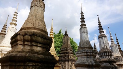 Stupas in verschiedener Ausführung in Kambodscha