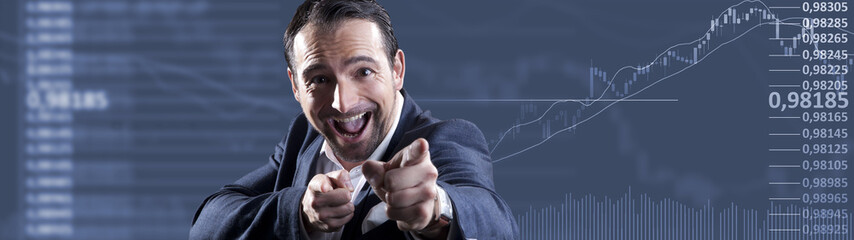 Businessmann mit Börsen Hintergrund lacht Porträt