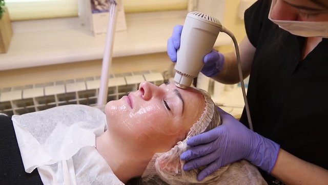Procedure cryotherapy of the facial skin