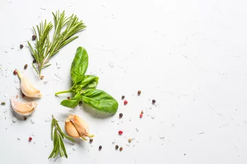 Rolgordijnen Specerijen en kruiden over witte stenen tafelblad weergave. © nadianb