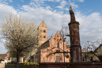 Obraz premium Statue de Sainte Richarde sur une fontaine en grès rose et ses décorations de Pâques, place de l’église de Sigolsheim, Kaysersberg vignoble, Alsace, France.