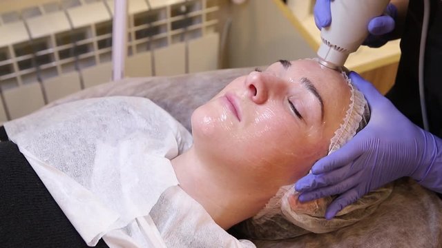 Procedure cryotherapy of the facial skin