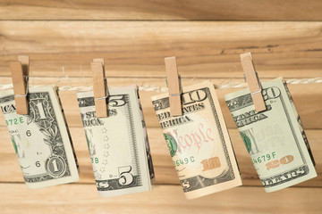 Dollar Geldscheine an einer Wäscheleine mit Wäscheklammer