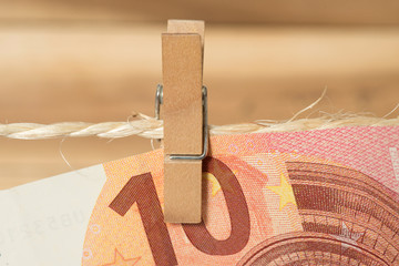 Ein 10 Euro Geldschein an einer Wäscheleine mit Wäscheklammer