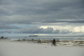Fototapeta na wymiar Menschen am Strand von Matemwe, Sansibar, Tansania