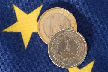 Münzen Euro, Polnische Zloty und die Flagge der Europäischen Union EU