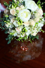 Obraz na płótnie Canvas close up of wedding bouquet on the table