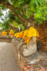 alignement de bouddhas, temple de Wat Yai Chai Mongkol, Ayutthaya, Thaïlande 