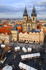 Obraz premium Praga, Republika Czeska - 26 marca 2018 r .: Wielkanocne obchody na Rynku Starego Miasta. Widok z góry na kościół Tyn