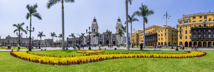 Panoramablick vom Lima Hauptplatz den Plaza de Armas mit Kathedrale von Lima in Peru