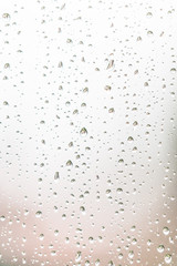 Regentropfen an Fensterscheibe