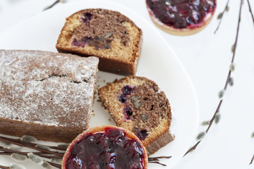 кекс и ягодные пирожные на белой тарелке крупным планом 