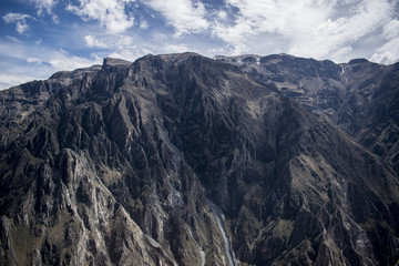 Vista a una de las monta&ntilde;as del mirador de c&oacute;ndores 