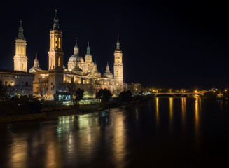 Fototapeta na wymiar vista panorámica de Zaragoza, Spain y su basilica de El Pilar