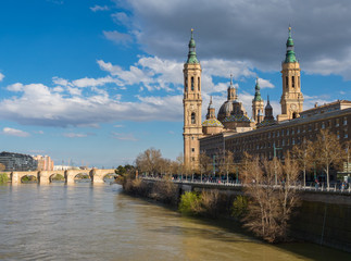 vista panorámica de Zaragoza, Spain y su basilica de El Pilar