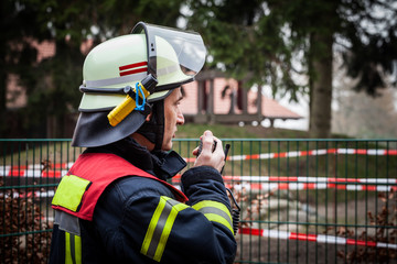 HDR - Feuerwehrmann im Einsatz mit Funkgerät - Serie Feuerwehr  - obrazy, fototapety, plakaty