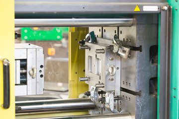 Molding machine for plastic parts